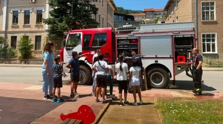 Деца в Трън научиха от пожарникари ценни съвети на учебна евакуация