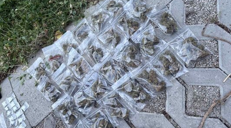 Хванаха ученик да продава марихуана, метамфетамини и кокаин