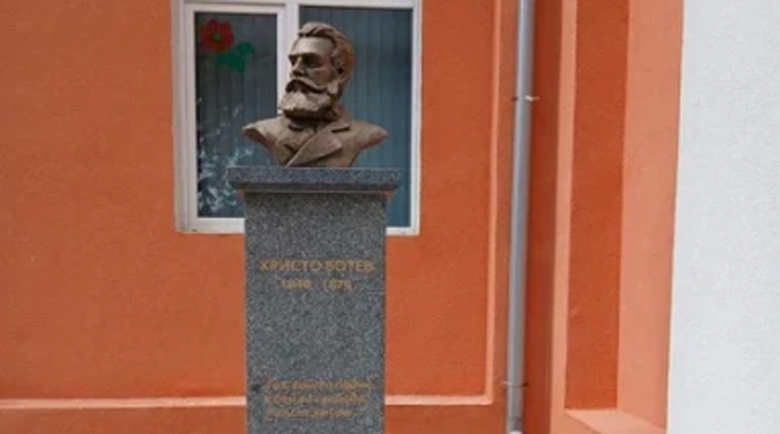 Паметник на Христо Ботев поставиха в училището в Батановци