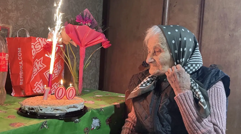 Баба Симка от Горна Диканя на 100: 4 деца, 5 внуци, 8 правнуци и 1 праправнук